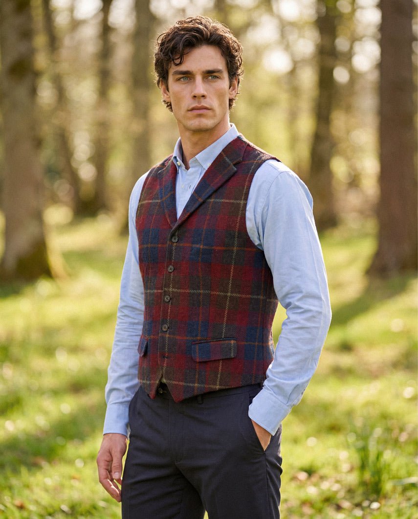 Harris Tweed Weste "Wales" in berry check - Wellington of Bilmore