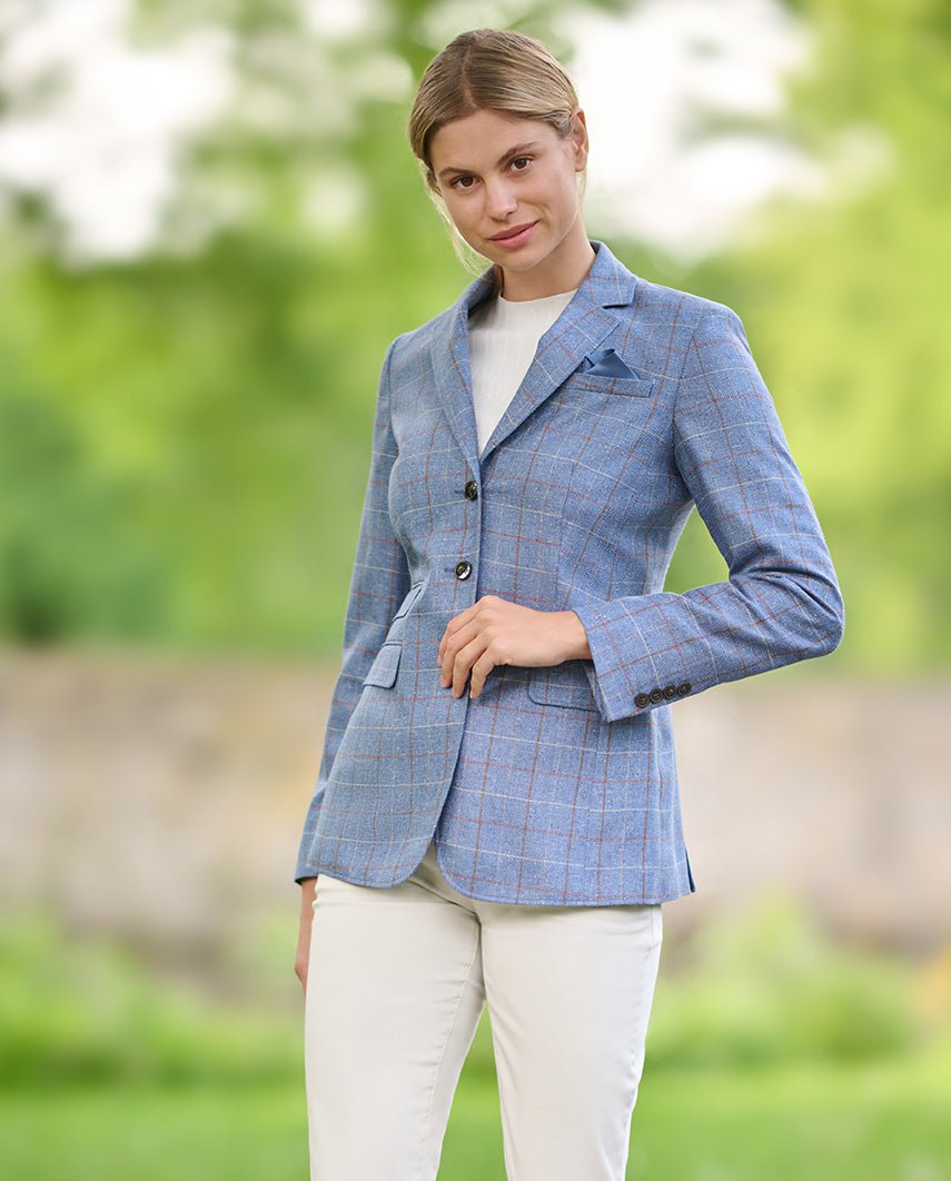 hellblauer Seidenblazer "Carola" für Damen mit dezentem Überkaro - Wellington of Bilmore