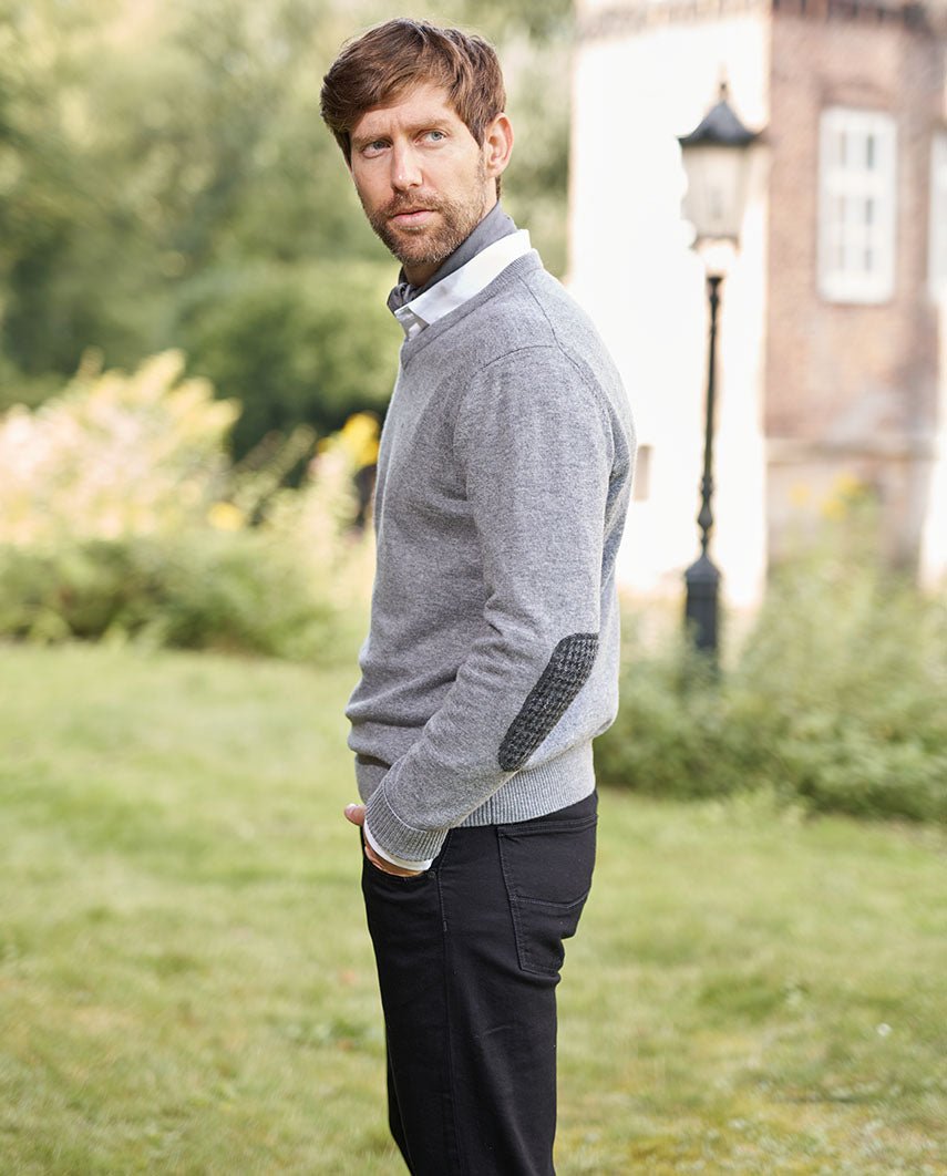 Herren Strickpullover ''Jack'' in cloud grey mit Harris Tweed Applikationen - Wellington of Bilmore
