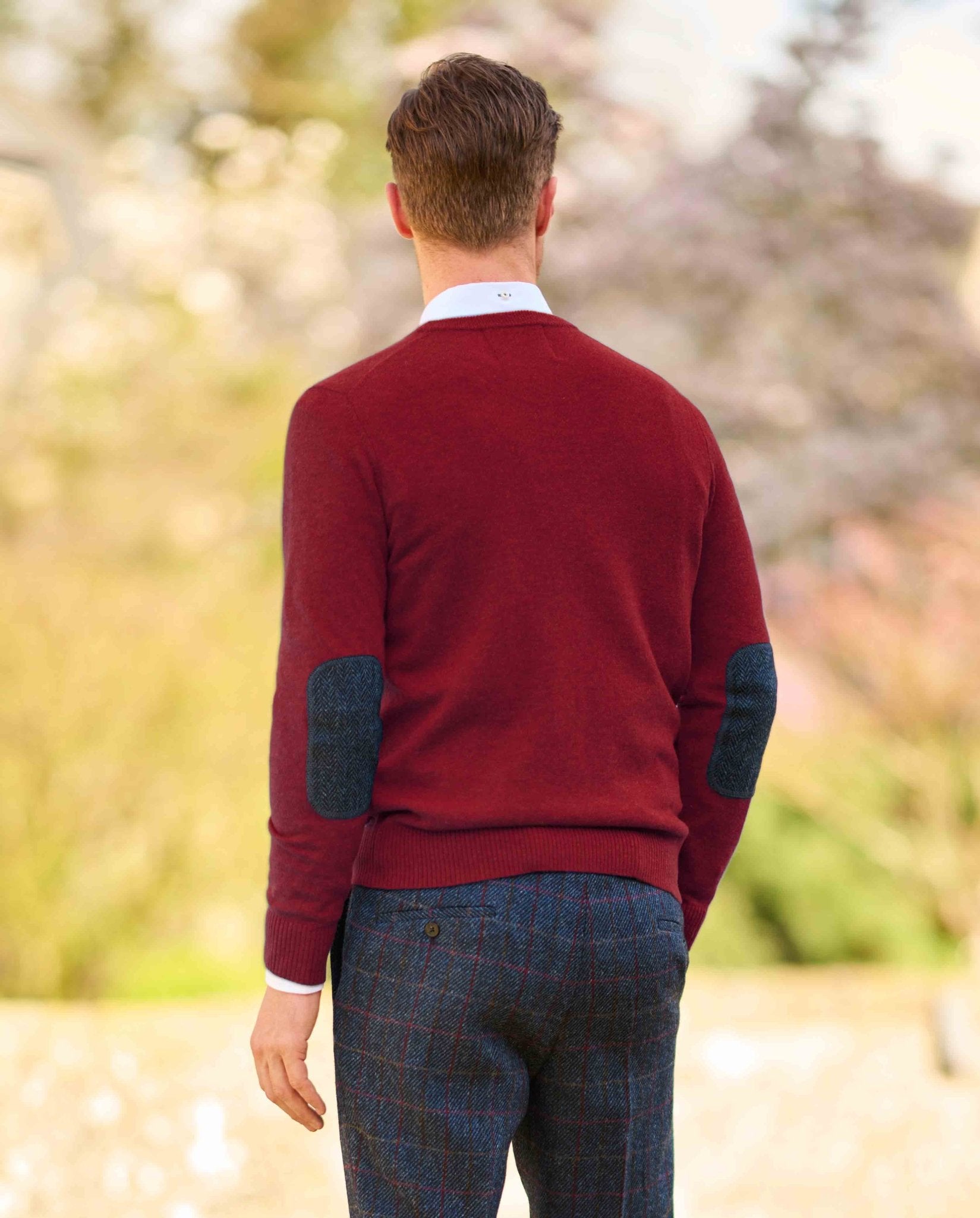 Herren Strickpullover ''Jack'' in red dahlia mit Harris Tweed Applikationen - Wellington of Bilmore