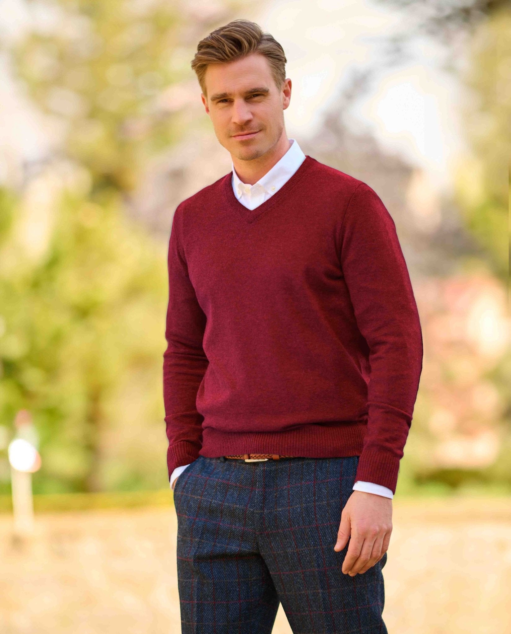 Herren Strickpullover ''Jack'' in red dahlia mit Harris Tweed Applikationen - Wellington of Bilmore
